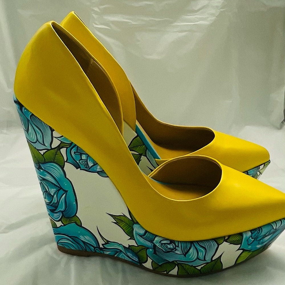 Taylor Says Size 8.5 flowery block heels womens shoe
